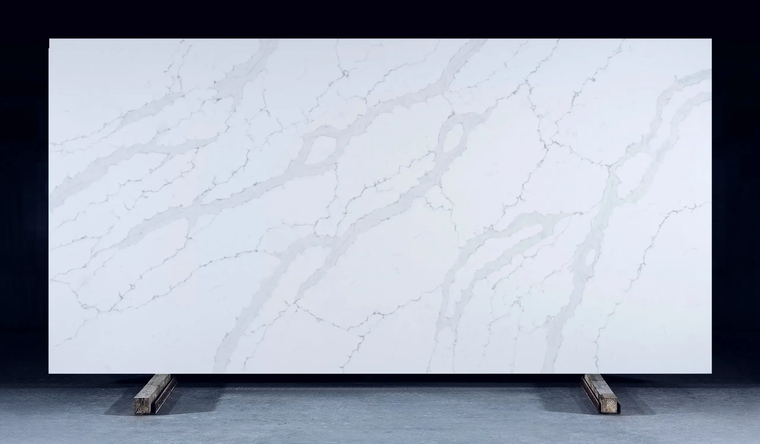 Artificial Engineered mármol parece calacatta blanco gris vena Cuarzo Losas para cocina vanidad baño encimeras salpicaduras escala